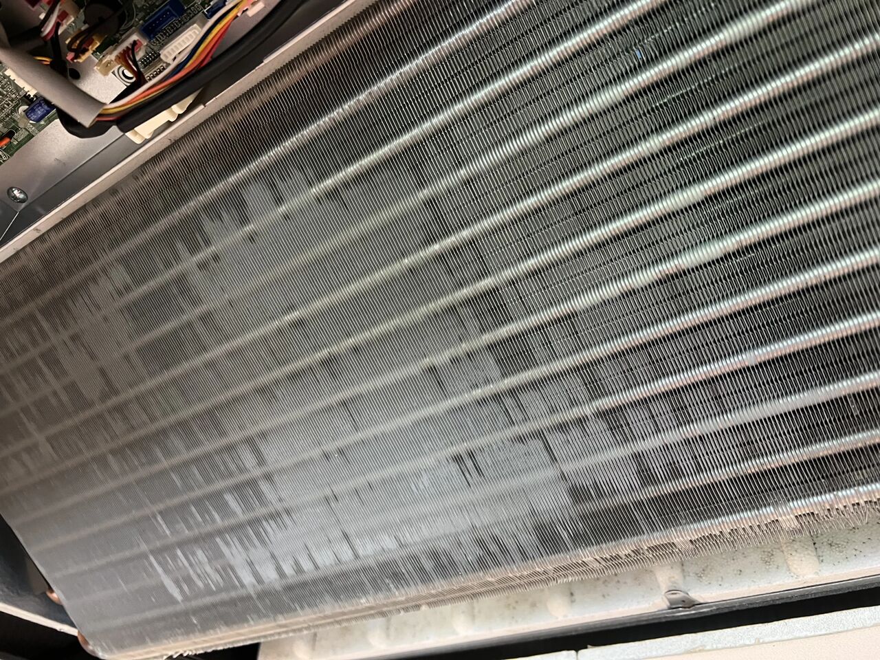 가정용 에어컨청소로 먼지를 제거한 1way 에어컨 열교환기