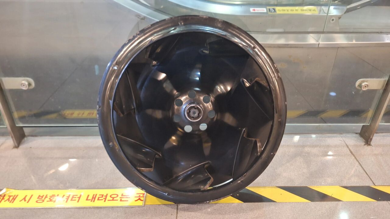 시스템 에어컨청소 전 먼지가 낀 4way 천장형 터보팬